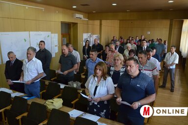 Esküt tesznek a képviselők (Lakatos János felvétele)