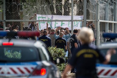 A tiltakozó migránsok egy része kitöréssel fenyegetőzött  (Fotó: MTI)