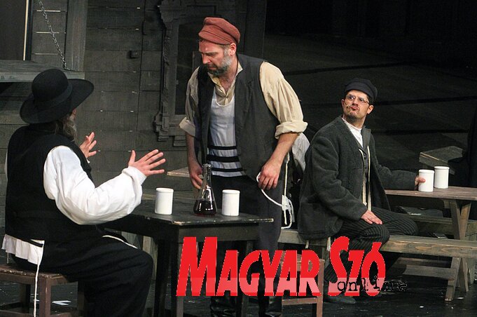 Hegedűs a háztetőn, középen: Balázs Áron