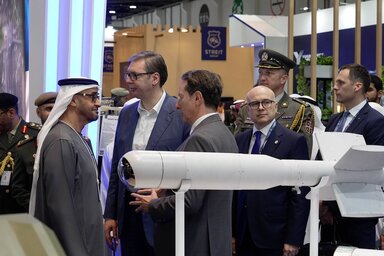 Aleksandar Vučić az Abu-Dabiban megrendezett Nemzetközi Fegyverkezési és Hadikiállításon (Fotó: Beta)