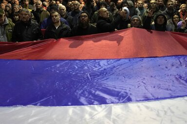 Február 15-én az elnökség épülete előtt tüntettek (Beta/AP Photo/Darko Vojinović)