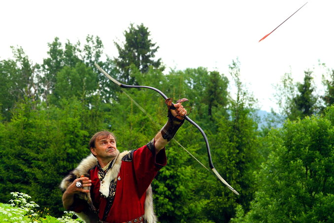 Mónus József nyílvesszőt lő ki a Vereckei-hágón (Fotó: MTI)