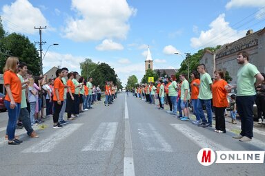 A nyolcadikosok és tanáraik tánca a községháza előtt (Lakatos János felvétele)