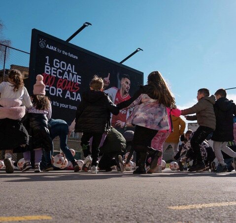 A topolyai Csáki Lajos iskola udvarán készült fotók az Ajax kisfilmjének részletei (Fotók: Facebook / AFC Ajax) A topolyai Csáki Lajos iskola udvarán készült fotók az Ajax kisfilmjének részletei (Fotók: Facebook / AFC Ajax)