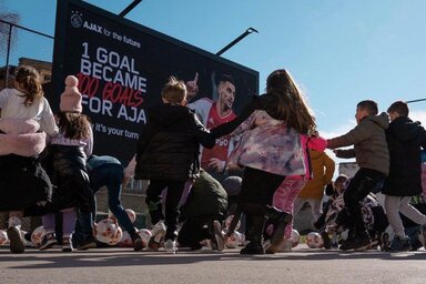 A topolyai Csáki Lajos iskola udvarán készült fotók az Ajax kisfilmjének részletei (Fotók: Facebook / AFC Ajax)