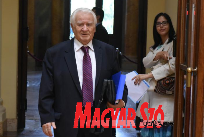 Hétfőn még Dragoljub Mićunović elnököl (Ótos András felvétele)
