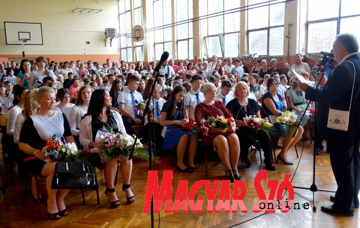 Sziveri Béla, a Kókai iskola igazgatója köszönti a ballagó nyolcadikosokat (Góbor Béla felvétele) Sziveri Béla, a Kókai iskola igazgatója köszönti a ballagó nyolcadikosokat (Góbor Béla felvétele)