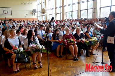 Sziveri Béla, a Kókai iskola igazgatója köszönti a ballagó nyolcadikosokat (Góbor Béla felvétele)