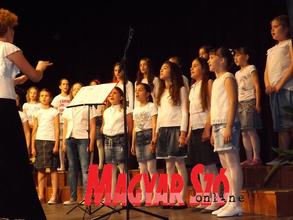 A zeneiskola kórusa a tanévzáró ünnepségen (Szabó Anikó felvétele)
