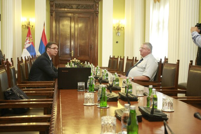 Vojislav Šešelj (jobbról) elárulta, a tárgyalás olyan volt, mintha most találkozott volna először egykori párttársával, politikai neveltjével(Beta/Miloš Miškov)