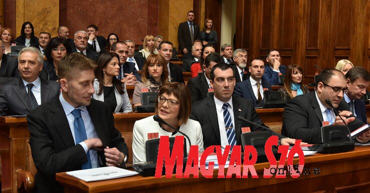 Maja Gojković megválasztása előtt a képviselői padban (Fotó: Ótos András)
