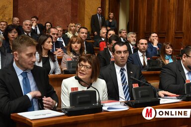 Maja Gojković megválasztása előtt a képviselői padban (Fotó: Ótos András)