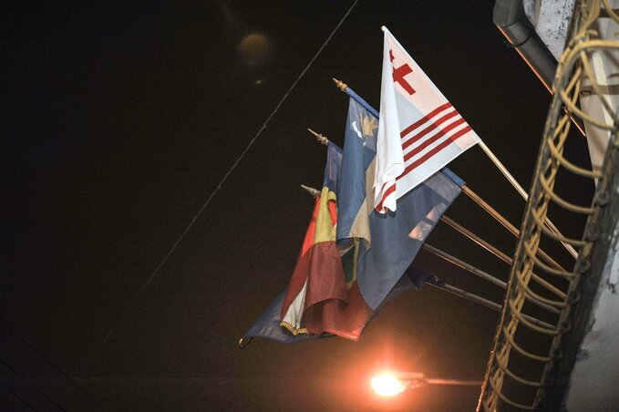 A partiumi, székely, román, magyar és európai uniós zászló Tőkés László nagyváradi irodájának homlokzatán (Fotó: MTI)