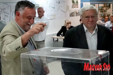 Szavaznak a képviselők: Gusztony András és Csorba Béla (Góbor Béla felvétele)