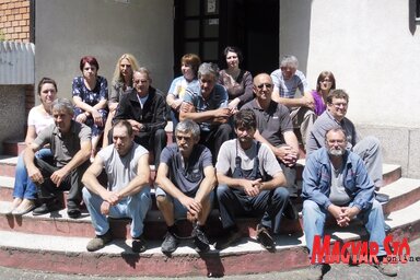 A DTD Krivaja sztrájkoló dolgozói az igazgatóság épületének bejárata előtt (Tóth Péter felvétele)