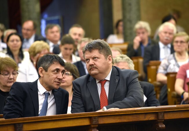 Potápi Árpád János és Szász Jenő a konferencián (Fotó: MTI)