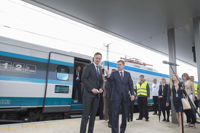 Szijjártó Péter és Miro Cerar vonattal érkeztek az avatóünneségre (Fotó: MTI) Szijjártó Péter és Miro Cerar vonattal érkeztek az avatóünneségre (Fotó: MTI)