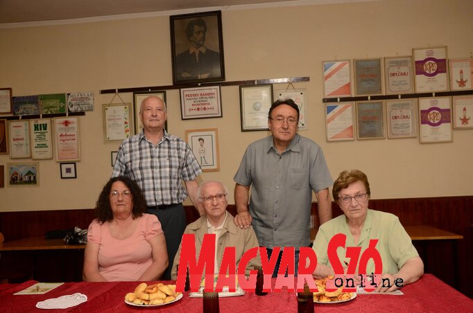 Rancz Károly, Varga Ernő, Trajković Mária, Erdei Ernő, Balassa Julianna (Molnár Edvárd felvétele) Rancz Károly, Varga Ernő, Trajković Mária, Erdei Ernő, Balassa Julianna (Molnár Edvárd felvétele)