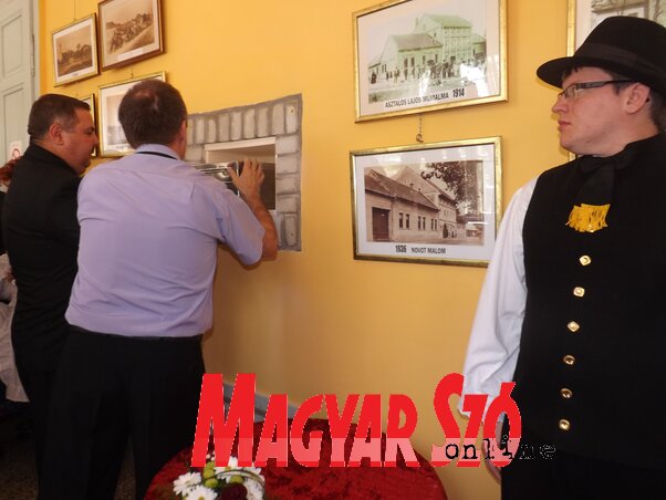 A legendás bádogszelence újrafalazásának pillanatai Bácskossuthfalva újratelepítésének 230. évfordulóján A legendás bádogszelence újrafalazásának pillanatai Bácskossuthfalva újratelepítésének 230. évfordulóján