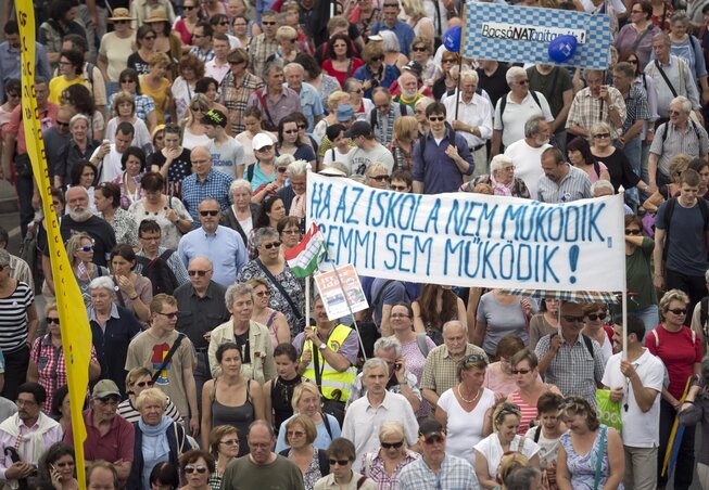 A pedagógusok Budapesten is szabad oktatást követelve tartottak tüntetést (Fotó-MTI – Mohai Balázs)
