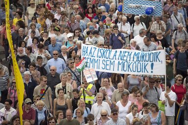 A pedagógusok Budapesten is szabad oktatást követelve tartottak tüntetést (Fotó-MTI – Mohai Balázs)
