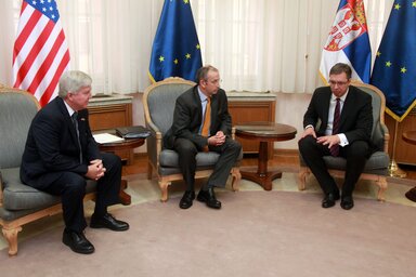 Kyle Scott, Michael Davenport és Aleksandar Vučić (Fotó: Beta/Slobodan Miljević)