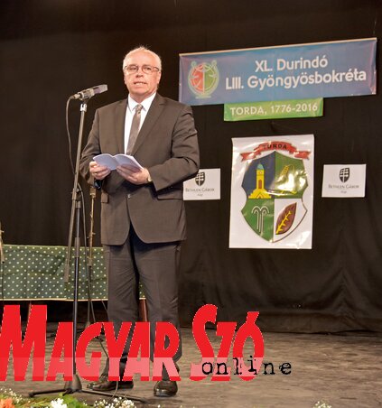 Hajnal Jenő köszönti a résztvevőket, a nézőket