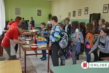 A gyerekek körében igen népszerű volt a lángos (Lakatos János felvétele)