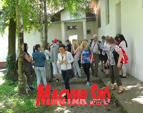 A vendégek egy csoportja a Mezőgazdasági Iskola mellett (Benedek Miklós felvétele) A vendégek egy csoportja a Mezőgazdasági Iskola mellett (Benedek Miklós felvétele)