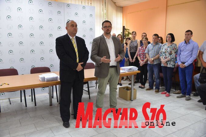 Dr. Menyhárt Attila, Magyarország Szabadkai Főkonzulátusának vezetőkonzulja és Juhász Bálint, a Prosperitati Alapítvány ügyvezetője a szerződésaláíráson (Molnár Edvárd felvétele)