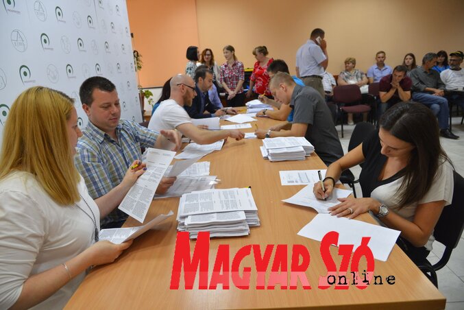A pályázók nagy számban méhek vásárlása iránt érdeklődtek (Molnár Edvárd felvétele)