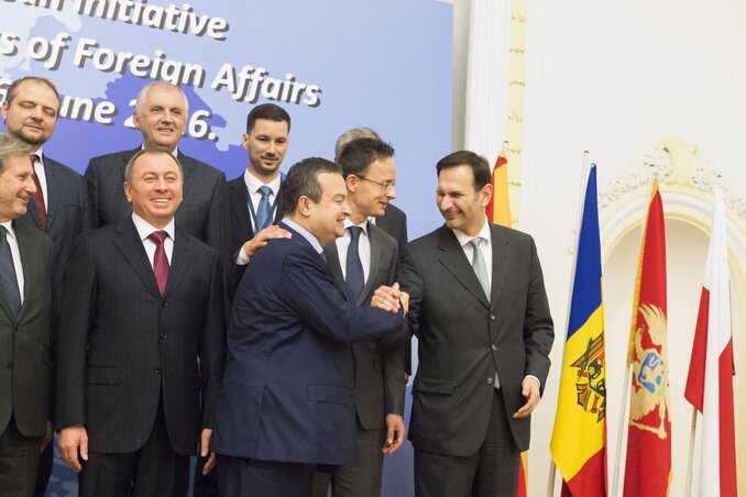 Szijjártó Péter társaságában Ivica Dačić szerb külügyminiszter kezet fog horvát kollégájával, Miro Kovačcsal (Fotó: MTI)