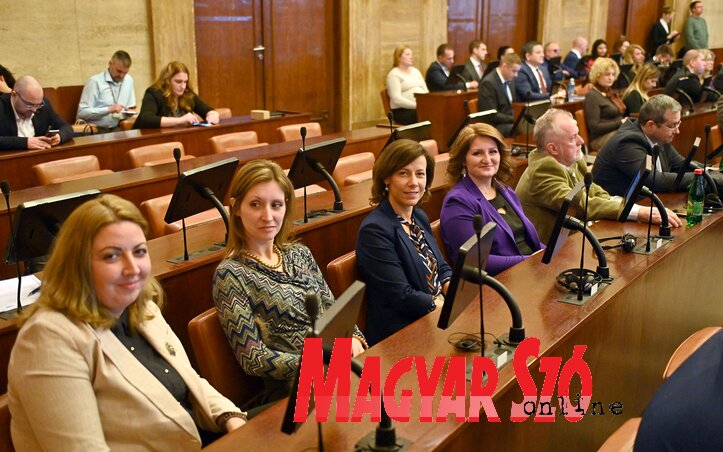 A VMSZ tartományi képviselőházi frakciójának tagjai (Ótos András felvétele) A VMSZ tartományi képviselőházi frakciójának tagjai (Ótos András felvétele)