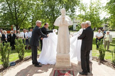 Soltész Miklós államtitkár, Molnár Attila, Komárom polgármestere, Pados József komáromi plébános és Pákh Tibor adományozó leleplezik a szobrot (Fotó-MTI)