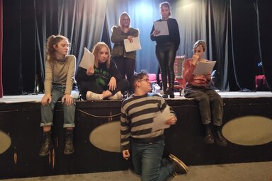 Az idén a Puskák és galambok című darabot viszik színpadra a fiatalok