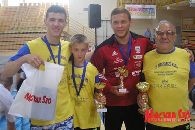 A torna legjobbjai, Zörgő Iván, Zónai Zsolt és Stipo Kopljar Molnár Miklóssal, a torna fő szervezőjével
