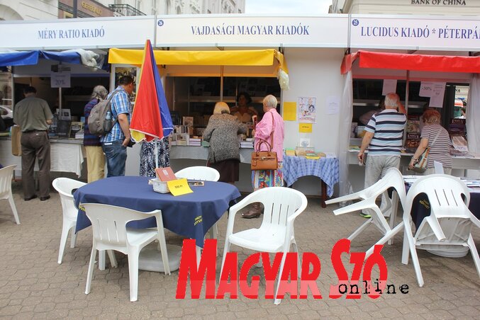 A Vajdasági Magyar Kiadók standjánál A Vajdasági Magyar Kiadók standjánál