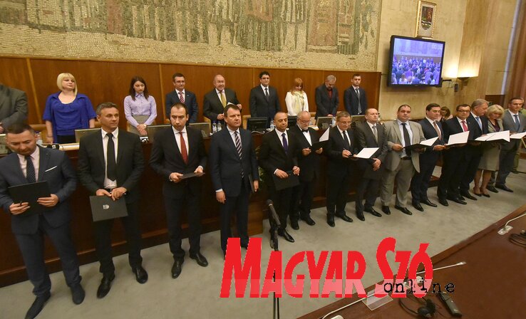 A kormányfő és titkárok leteszik a hivatali esküt (Ótos András felvétele) A kormányfő és titkárok leteszik a hivatali esküt (Ótos András felvétele)