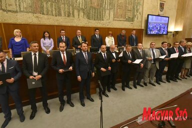 A kormányfő és titkárok leteszik a hivatali esküt (Ótos András felvétele)