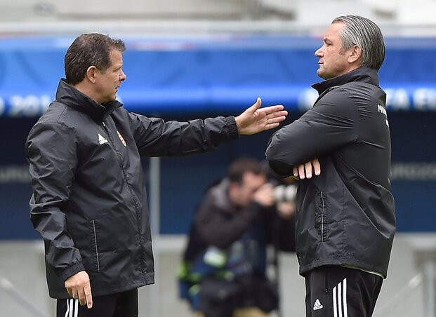 Bernd Storck (jobbról), a magyar labdarúgó-válogatott szövetségi kapitánya és jobbkeze, Andreas Möller