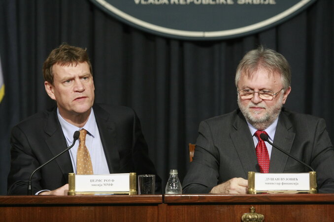 James Roaf, az IMF szerbiai küldöttségének a vezetője a tegnapi sajtótájékoztatón, mellette Dušan Vujović pénzügyminiszter (Fotó: Beta/Miloš Miškov)