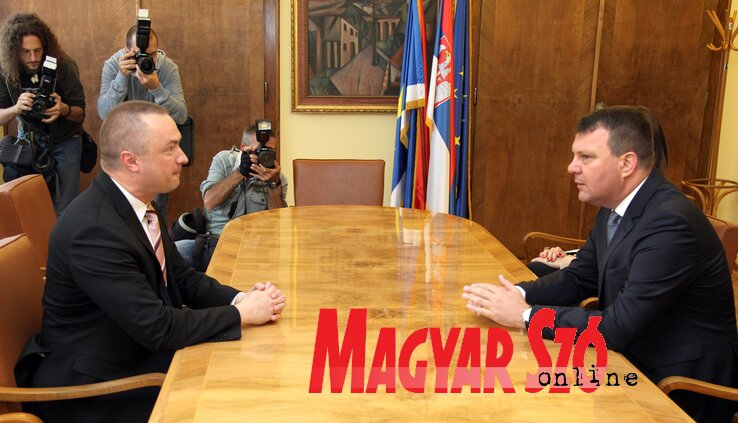 A régi és az új kormányfő rövid formális megbeszélést tartott – dr. Bojan Pajtić és Igor Mirović (Ótos András felvétele)