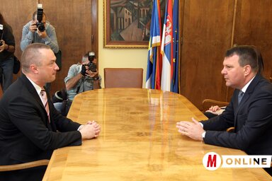 A régi és az új kormányfő rövid formális megbeszélést tartott – dr. Bojan Pajtić és Igor Mirović (Ótos András felvétele)
