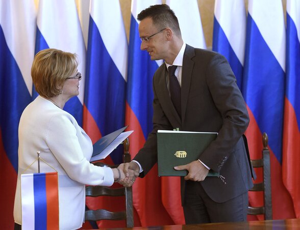 Veronyika Szkvorcova és Szijjártó Péter (Fotó: MTI)