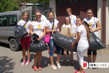 Az Emlékiskola Ökocsapatának tagjai a zsákba gyűjtött kupakokkal (Máriás Endre felvétele)