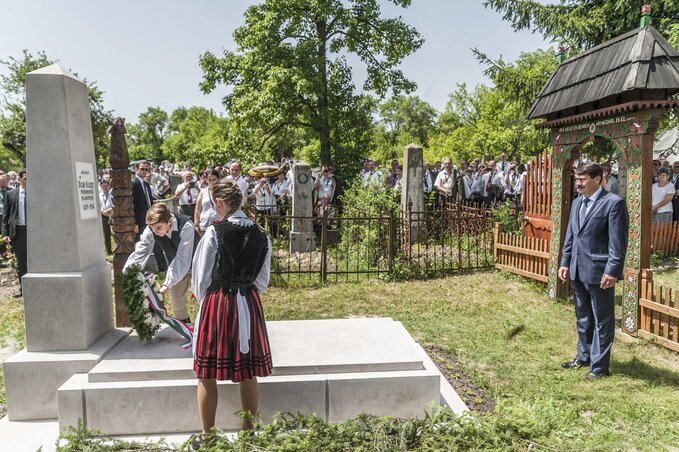 Áder János megkoszorúzza Bedő Albert sírját (Fotó: MTI)