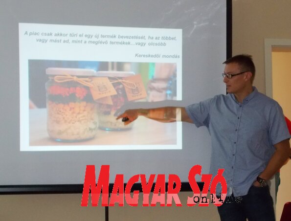 Dr. Muhi B. Béla a marketing szerepéről és a termékek vizuális megjelenéséről tartott előadást Dr. Muhi B. Béla a marketing szerepéről és a termékek vizuális megjelenéséről tartott előadást