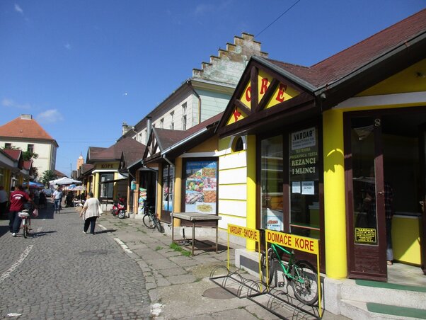 Épített kioszkok a zöldségpiacon (Fotó: Fekete J. József) Épített kioszkok a zöldségpiacon (Fotó: Fekete J. József)