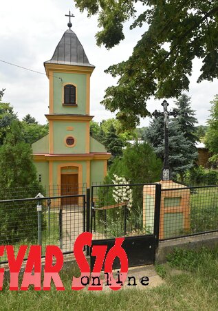A katolikus templom, amely a pravoszlávval osztja meg az udvart (Fotó: Ótos András)