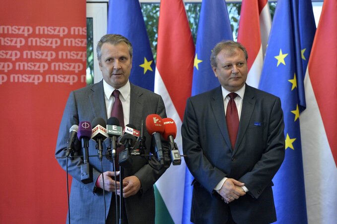Molnár Gyula, az MSZP új elnöke Hiller Istvánnal, a választmány új elnökével (Fotó-MTI)